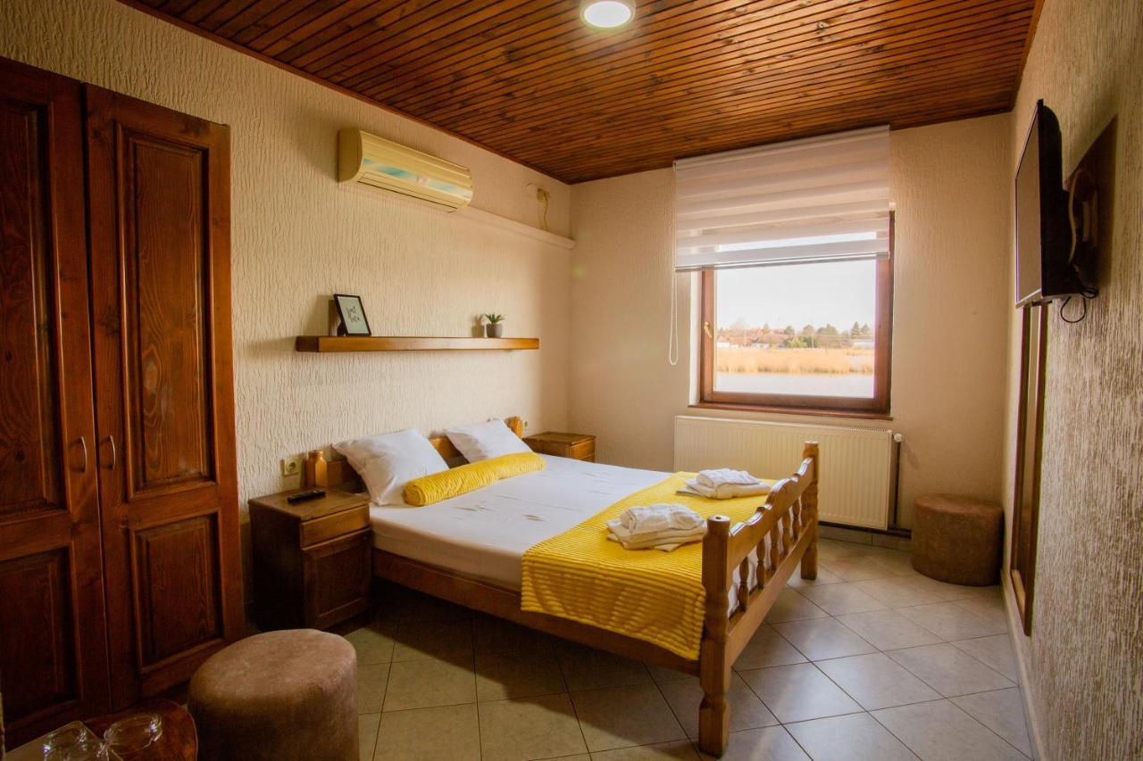 Guest House Vila Alexandar Palić Extérieur photo