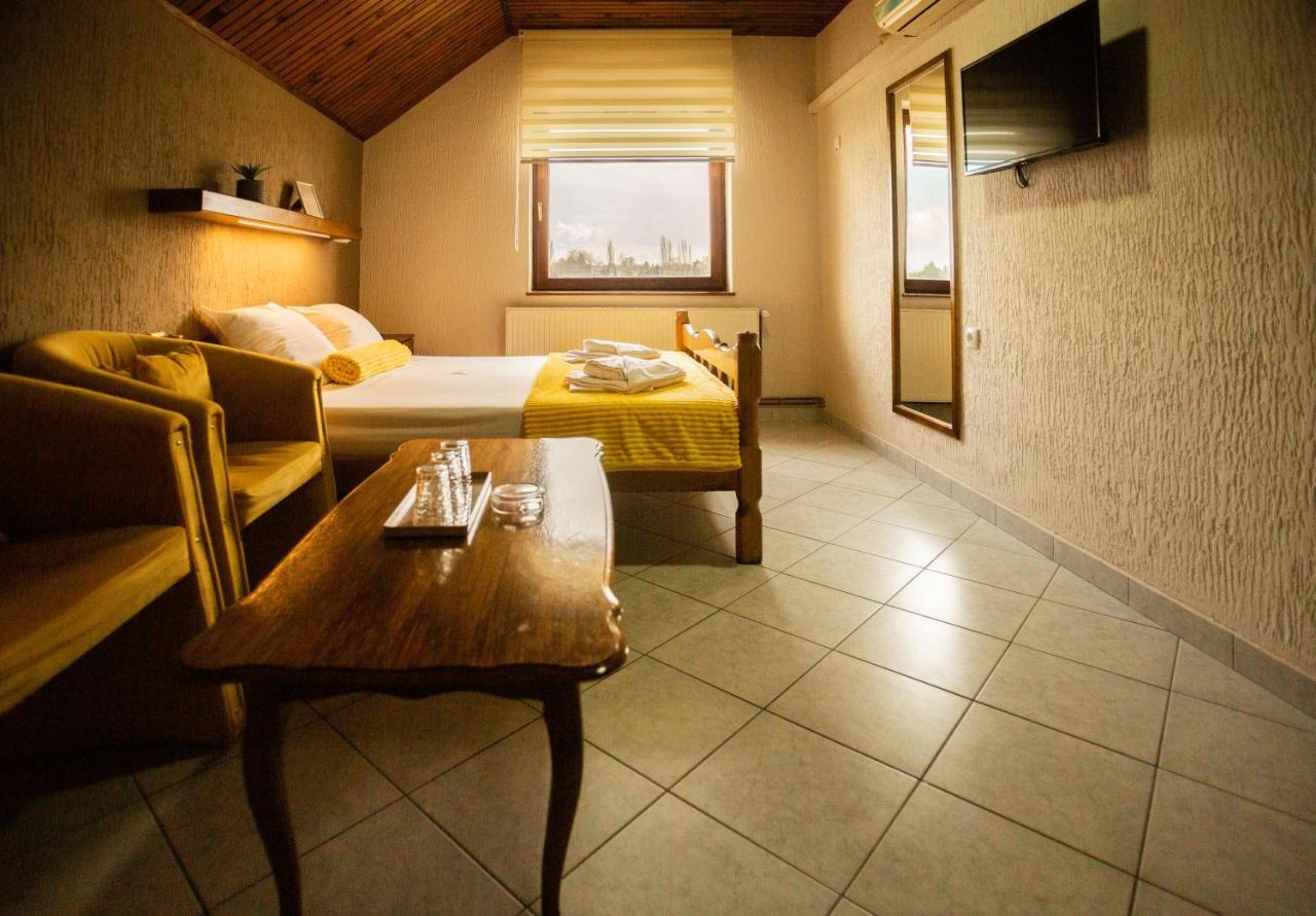 Guest House Vila Alexandar Palić Extérieur photo