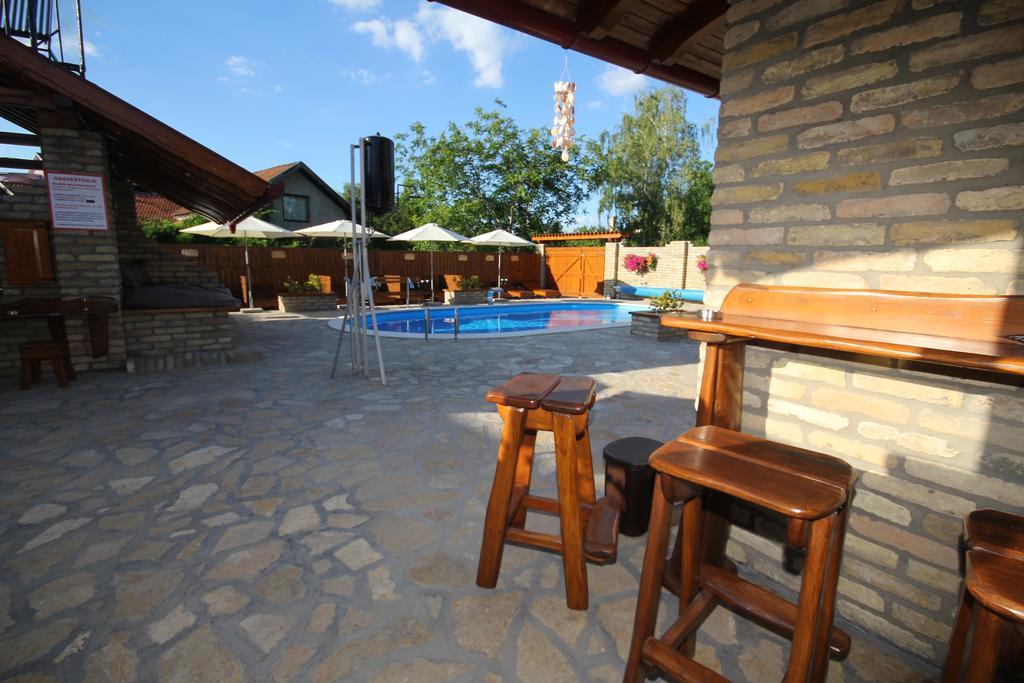 Guest House Vila Alexandar Palić Extérieur photo