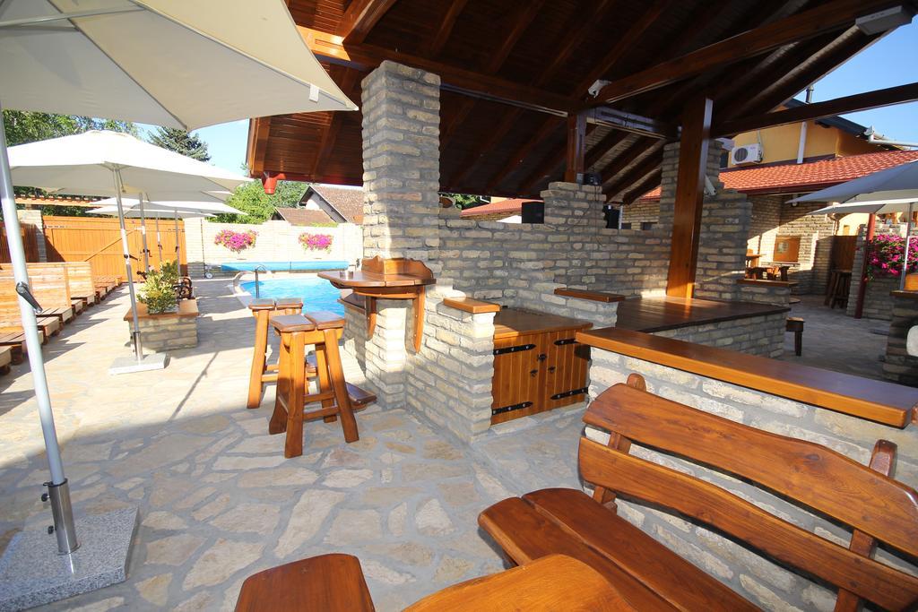Guest House Vila Alexandar Palić Extérieur photo