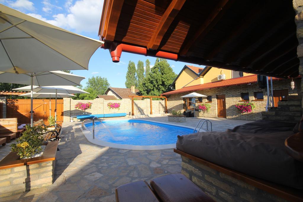 Guest House Vila Alexandar Palić Extérieur photo